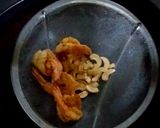 รูปขั้นตอนการทำที่ 2 ของ กุ้งผัดเม็ดมะม่วง