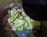 Foto langkah ke 2 dari resep Sayur Bening Tahu Timun Ayam.