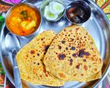 तिकोना बेसन परांठा और आलू टमाटर की चटपटी सब्जी रेसिपी चरण 9 फोटो