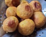 Foto langkah ke 5 dari resep Bola - bola ubi isi Coklat.
