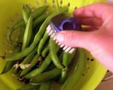 A picture of step 1 of Broiled Fava Bean Pods.