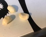 Une image de l'étape 2 de Trio d oignons confits et caramélisés ail et balsamique.
