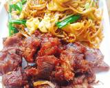 ผัดเส้นก๊วยเตี๋ยวแบบอีสานกับหมูทอดกระเทียม วิธีทำสูตร 12 รูป