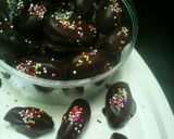 Foto langkah ke 8 dari resep Kurma isi almond lapis coklat praktis(kuis moncok).