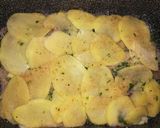 Foto del passaggio 2 della ricetta Tortino sbagliato - Tortiera di ciuffi di totano e patate