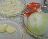 A picture of step 1 of Microwaved Onion Gratin-style Soup.