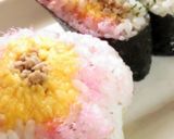 A picture of step 8 of 4-Color Chicken Soboro Onigiri Sandwiches.