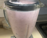 Foto del paso 2 de la receta: Licuado de plátano y Frutos rojos al estilo Sonorense
