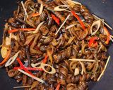 Hình bước làm 4 của món 🌱 Tảo Xoắn Chile Xào Sả Ớt Lá Chanh (Vegan)