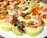Foto del paso 5 de la receta: Patatas con mejillones y langostinos sobre alioli