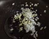Foto del paso 5 de la receta: Pollo en salsa Moscatel y salteado de coles de Bruselas