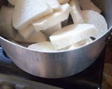 A picture of step 1 of White yam and tomatoes stew.