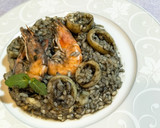 Foto del paso 6 de la receta: Arroz negro con calamares y langostinos
