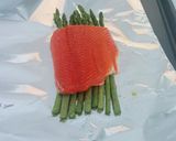 A picture of step 4 of Pesto Salmon and Asparagus in Foil.