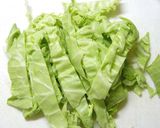 A picture of step 1 of Oil-free Cabbage and Egg Sauté.