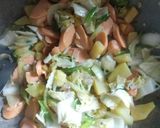Foto langkah ke 4 dari resep Tumis Sosis Sawi Putih Buncis Kentang Saos Tiram.