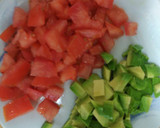 Foto del paso 2 de la receta: Ensalada de canónigos, anguriñas, aguacate y tomate