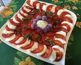 Une image de l'étape 8 de Salade de tomates à la mozzarella, basilic et fleurs de ciboulette.