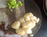 A picture of step 2 of Aloo paratha.