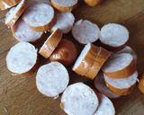 Une image de l'étape 1 de Rougail de saucisses fumées.
