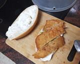 Foto del paso 3 de la receta: Bocadillo de pechuga empanada, ensalada, huevo duro y mayonesa
