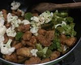 Foto langkah ke 5 dari resep Brocoli chicken with bulgogi sauce.