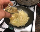 Foto del paso 3 de la receta: Sopa de cocido y timbal de filete de cerdo con cebolla caramelizada y pimientos asados