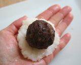A picture of step 5 of Strawberry Ohagi Rice Cakes.
