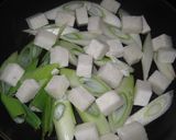 A picture of step 1 of Unbeatable Bonito and Soy Sauce Seasoning! Easy Japanese Leek Rice Cakes.