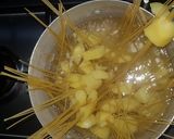 A picture of step 3 of Vegetable garlic spaghetti with potatoes.