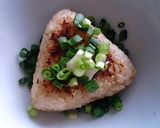 A picture of step 4 of Western-Style Grilled Onigiri Chazuke.