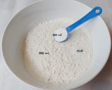 Hình bước làm 1 của món Muffins MẶN vị: phô mai-hành lá-xúc xích