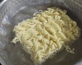 Foto langkah ke 2 dari resep Dadar Mie Instant Crunchy.