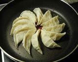 A picture of step 5 of [Farmhouse Recipe] Gyoza Dumplings with Wings.