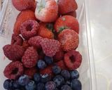A picture of step 1 of Sprinkling Berries Lemonade.
