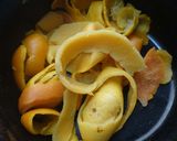 Foto del paso 2 de la receta: Cascaritas abrillantadas y mermelada de cáscaras de frutas cítricas
