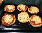 Foto langkah ke 5 dari resep English muffin pizza.