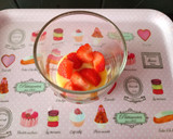 Foto del paso 4 de la receta: Postre de fresas, natillas y nata 🍓