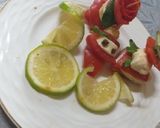 A picture of step 1 of Christmas apero with tomato and mozzarella cheese.