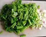 A picture of step 1 of Spring Onion Subji / Khariyu.