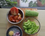 Foto langkah ke 1 dari resep Tumis pare tomat.
