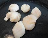 Pan fried scallops with wilted spinach recipe step 1 photo