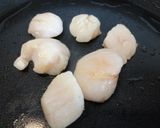 A picture of step 1 of Pan fried scallops with wilted spinach.