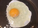Alcachofas con panceta y huevo frito