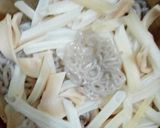 Foto langkah ke 2 dari resep Seblak sasis(sayur sosis).