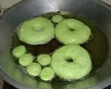 Foto langkah ke 7 dari resep Donat Santan Pandan.