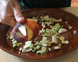 Foto del paso 3 de la receta: Conejo con puerros y melocotón