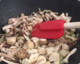 Foto del paso 3 de la receta Acelgas y espinacas salteadas con setas y jamón ibérico
