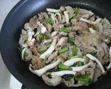 A picture of step 4 of Pork and Shungiku Chrysanthemum Greens Brown Sugar Stir-Fry.