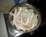 A picture of step 2 of Pho (special beef noodle soup).